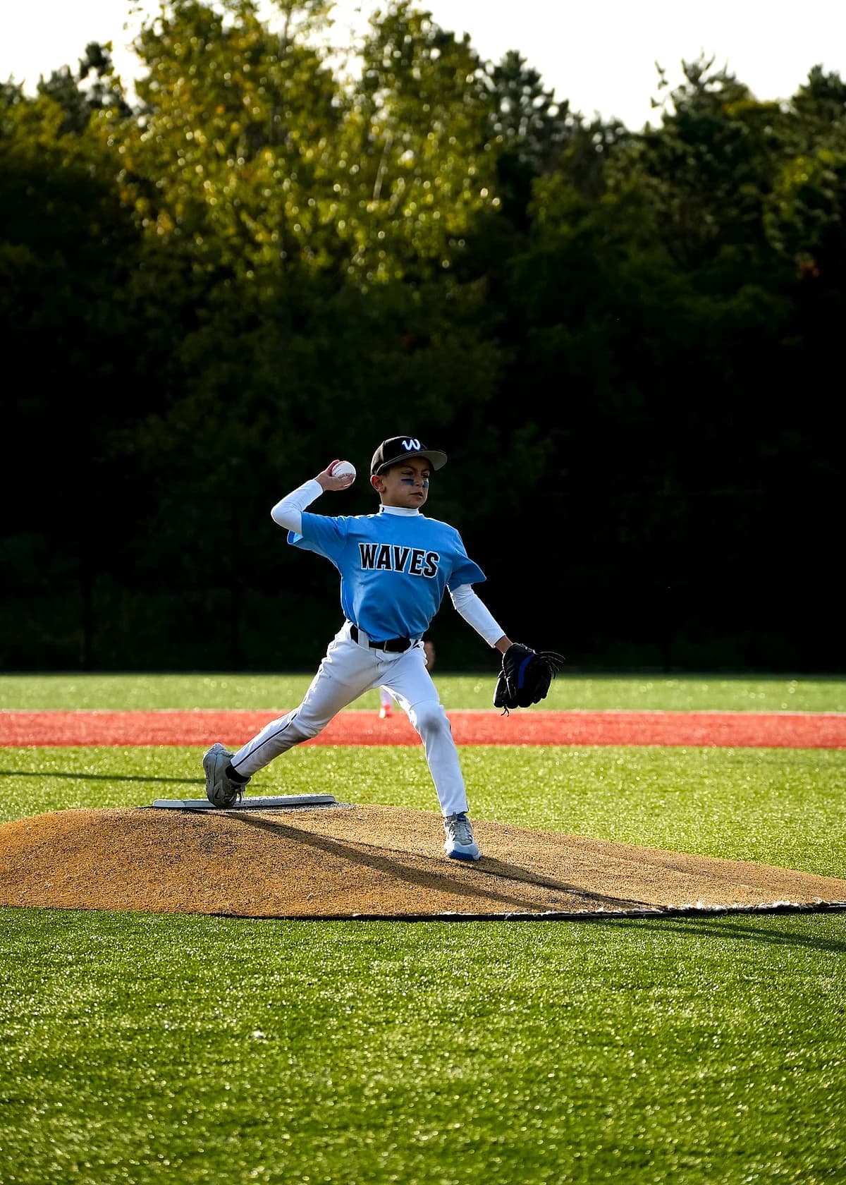 A Waves player throwing
